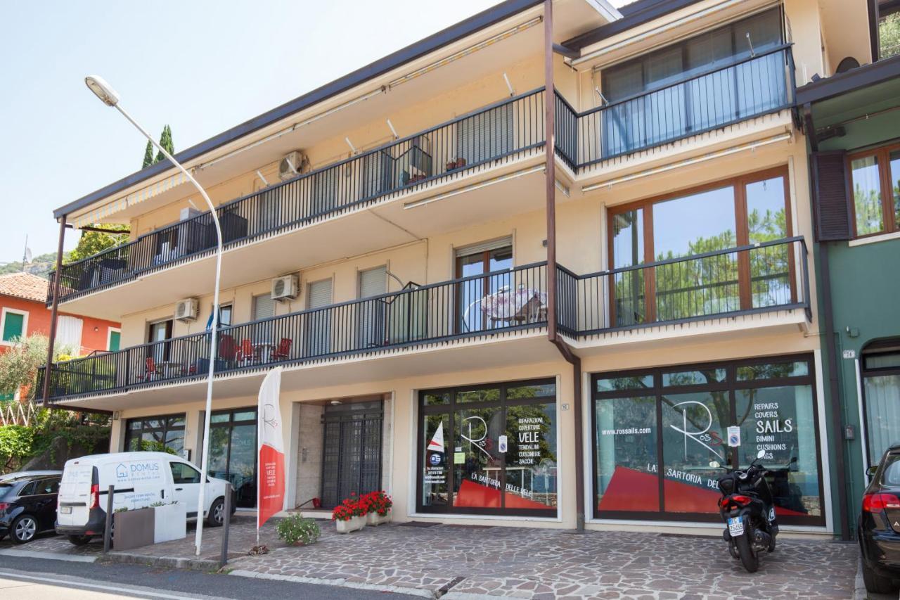 Apartment Azzurro Torri Del Benaco Εξωτερικό φωτογραφία